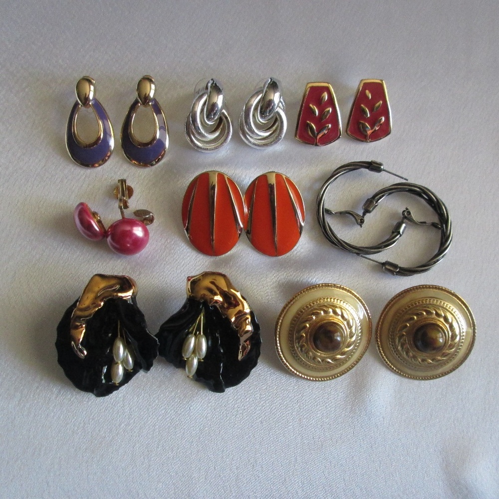 LOT OF EIGHT (8) VINTAGE PAIRS OF EARRINGS